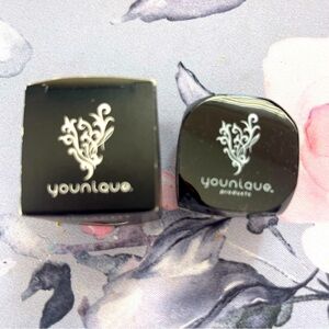 NIB--Younique Loose Eye Pigment “Devious”